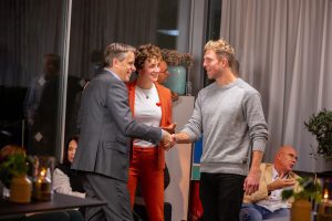 Professionals schudden elkaar de hand